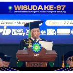 Prof. Rosihon Lantik Seribu Wisudawan