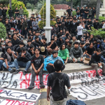 Chaos di Kampus, Unjukrasa Berujung Perusakan Fasilitas