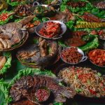 Makan Khas Sunda Tanpa Piring? Coba Pengalaman Unik di Alas Daun Bandung