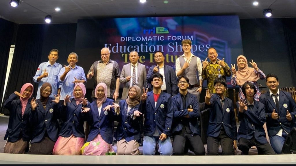 Sastra Inggris UIN Bandung Ambil Bagian dalam Diplomatic Forum 2025: Pendidikan untuk Daya Saing Global
