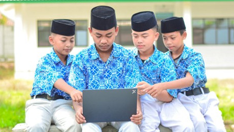 UIN Jakarta – BAKTI Kominfo Latih 113 Pesantren Digital Marketing Berbasis AI