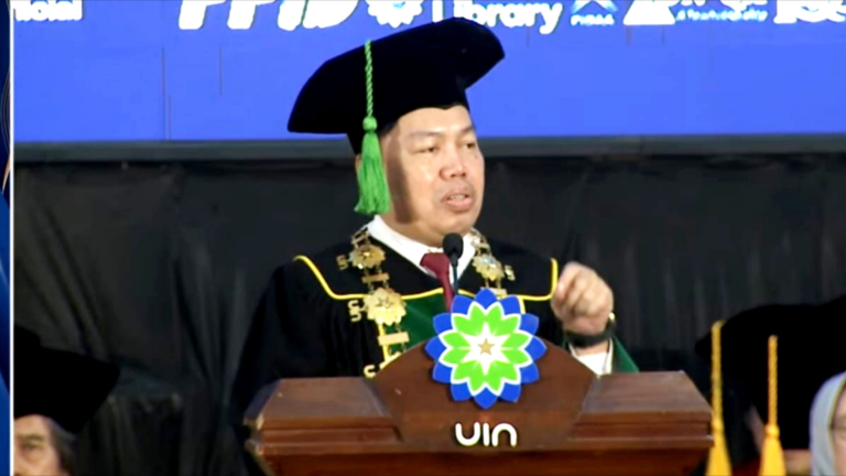 Wisuda ke-108 UIN Bandung: Prof. Rosihon Lantik 1.500 Lulusan Berkarakter Unggul