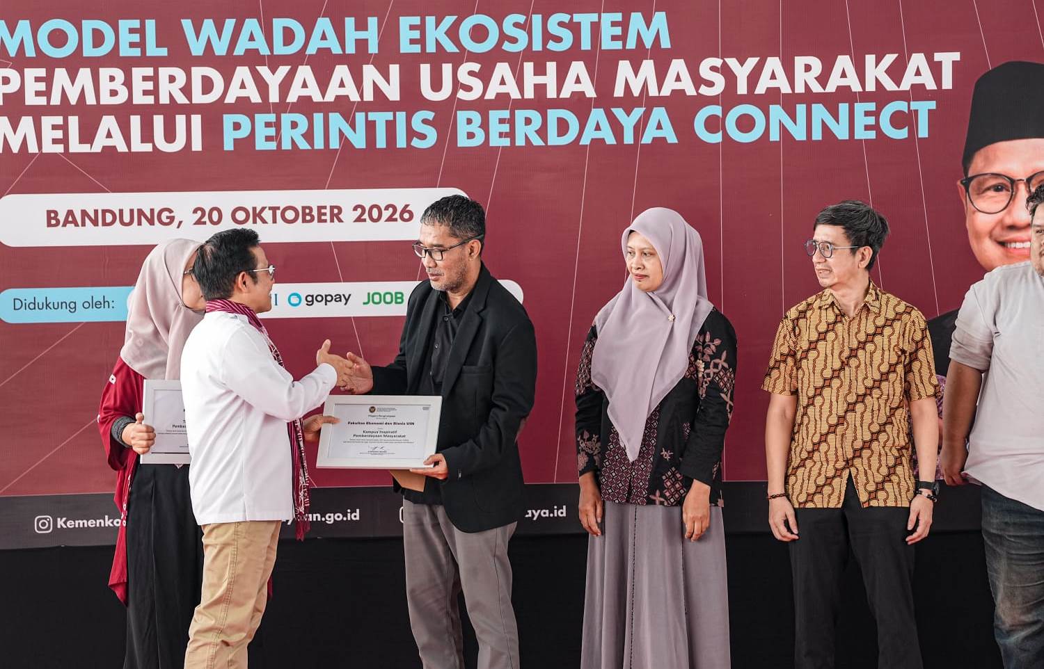 Luar Biasa! Dorong UMKM Naik Kelas, Dekan FEBI UIN Bandung Prof. Dudang Gojali Dinobatkan sebagai Tokoh Inspiratif oleh Menko Pemberdayaan Masyarakat